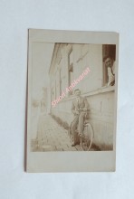 Muž sedící na kole