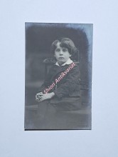 MOMENTKA - Fotografie sedícího chlapce