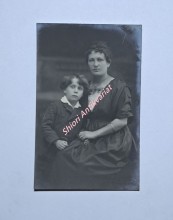 MOMENTKA - Fotografie sedícího chlapce s matkou