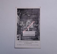 PRAHA - VNITŘEK LORETÁNSKÉHO DOMEČKU V PRAZE NA HRADČANECH - Za stříbrnou mříží nad oltářem černá socha P. Marie